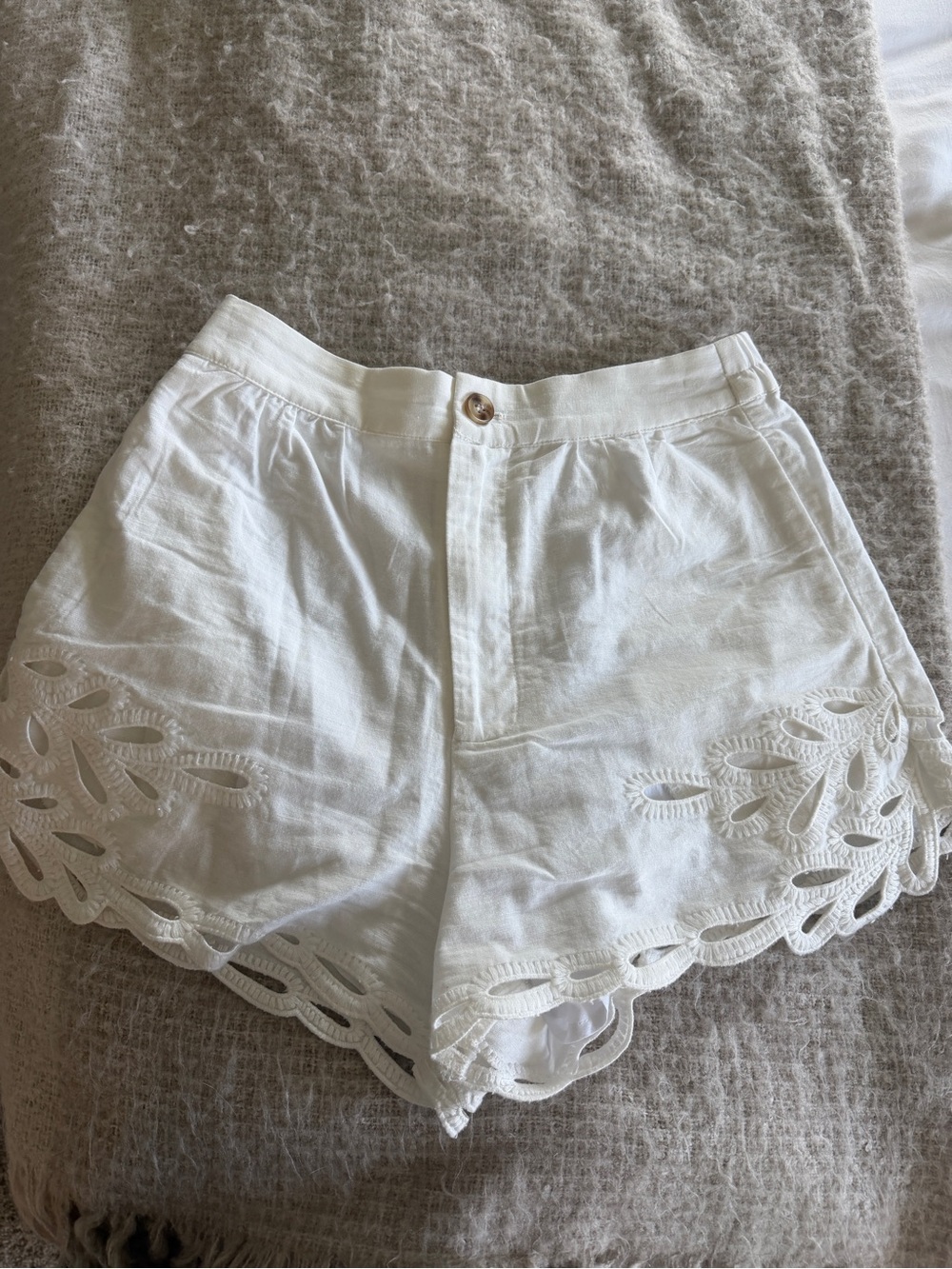 Joellyn Embroidered Cutwork Linen Shorts ASTR The Label - Picture 4 of 6